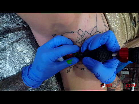 ❤️ Extreem getatoeëerde hottie Sully Savage kreeg een tatoeage op haar clitoris ❤❌ Porno at porn nl.mrvideospornogratis.ru ❌❤